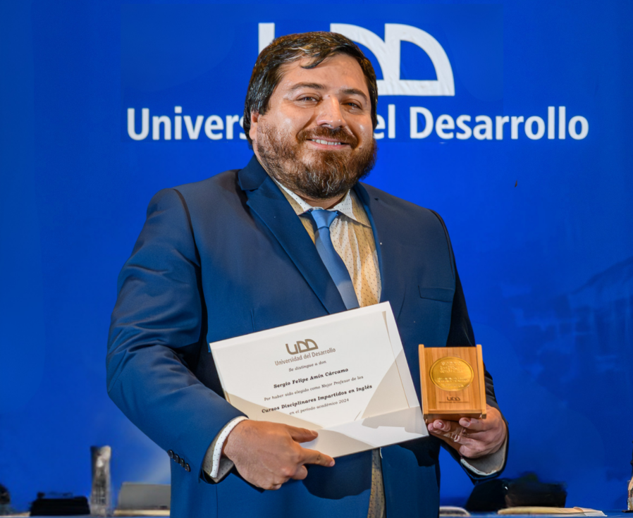 El profesor Sergio Amín, en su última premiación UDD.