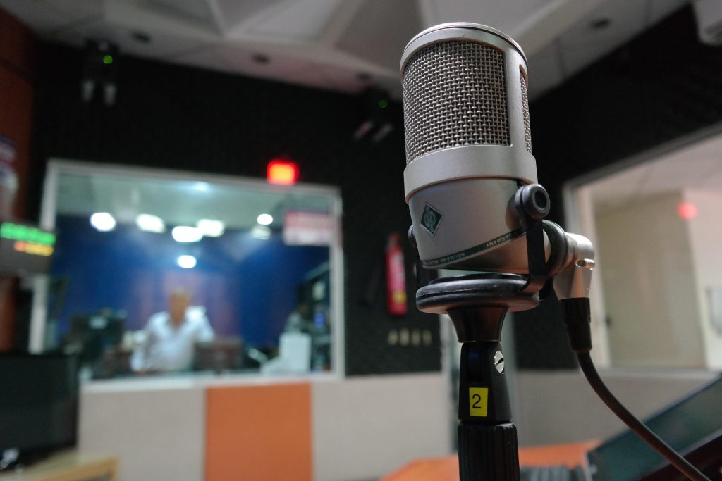 Locutorio en estudio de radio. Foto: Pixabay.
